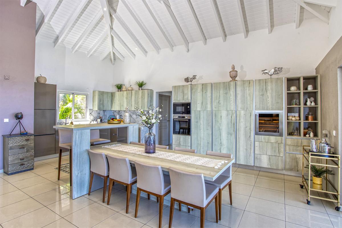 A louer villa 4 chambres Mont Vernon Saint Martin_ Table à manger - 15